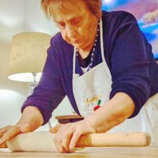 Az olasz nagymama főzni tanítja a karanténban lévőket
