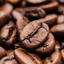 A természetes koffeinnek hosszabban tartó hatása van, mint mesterséges változatának